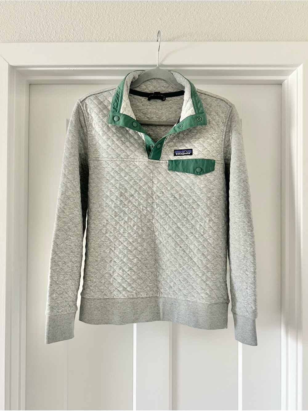 Patagonia Women’s Organic Cotton Quilt Snap-T Pullover in Drift Grey - XS (NWOT)